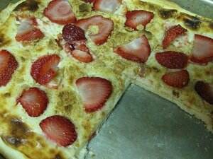 strawberry cheesecake pizza